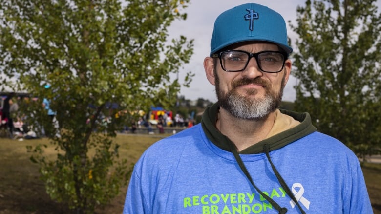 A man wears a hat and glasses.