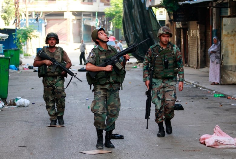 Lebanese army soldiers patrol the Sunni Muslim Bab al-Tebbaneh neighbourhood after being deployed to tighten security, following clashes between Sunni Muslims and Alawites in the port city of Tripoli, northern Lebanon May 21, 2013. Five people have been killed and about 50 wounded in two days of fighting in Tripoli, security sources said on Monday, a spillover of violence from the civil war in Syria.