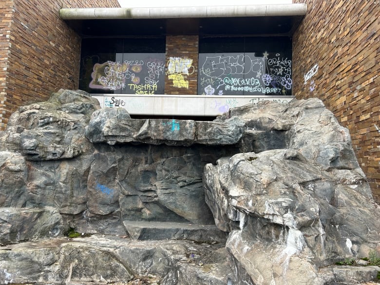 The Grant mansion features a waterfall made out of fake rock.