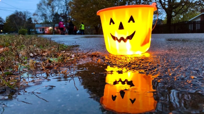 Temperatures in Ontario are set to start cooling by the evening on Oct. 31, with possible rain and thunderstorms.