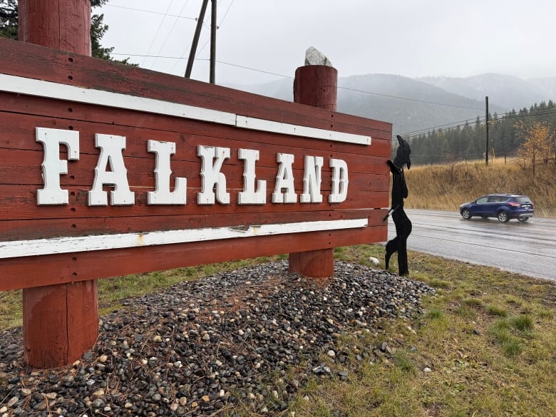 A red sign with white lettering says Falkland.